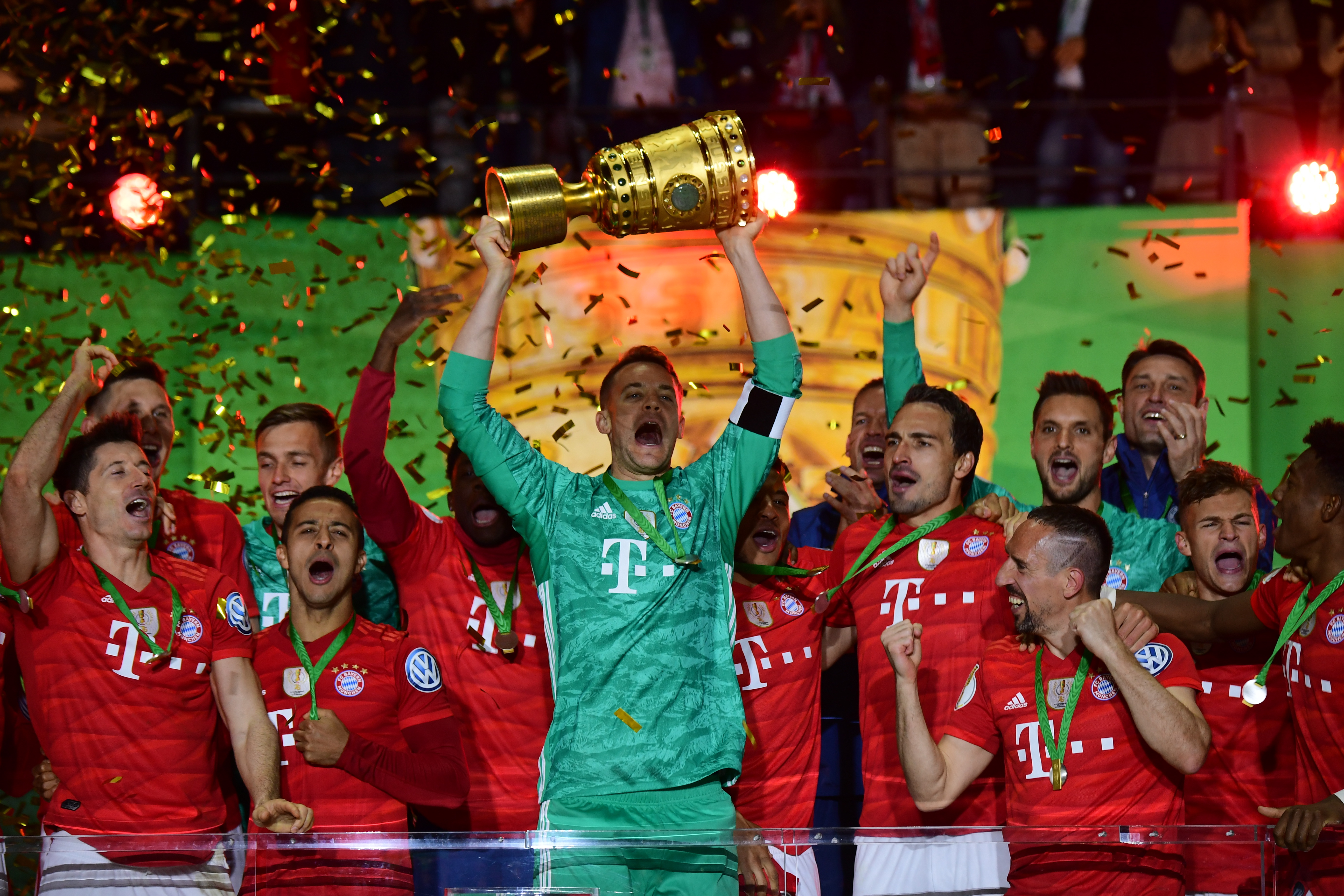 纽卡斯尔新援前锋表现不佳，转会费花销巨大，球队成绩欠佳。（重金引援未见成效：纽卡斯尔锋线新援低迷，战绩不理想）