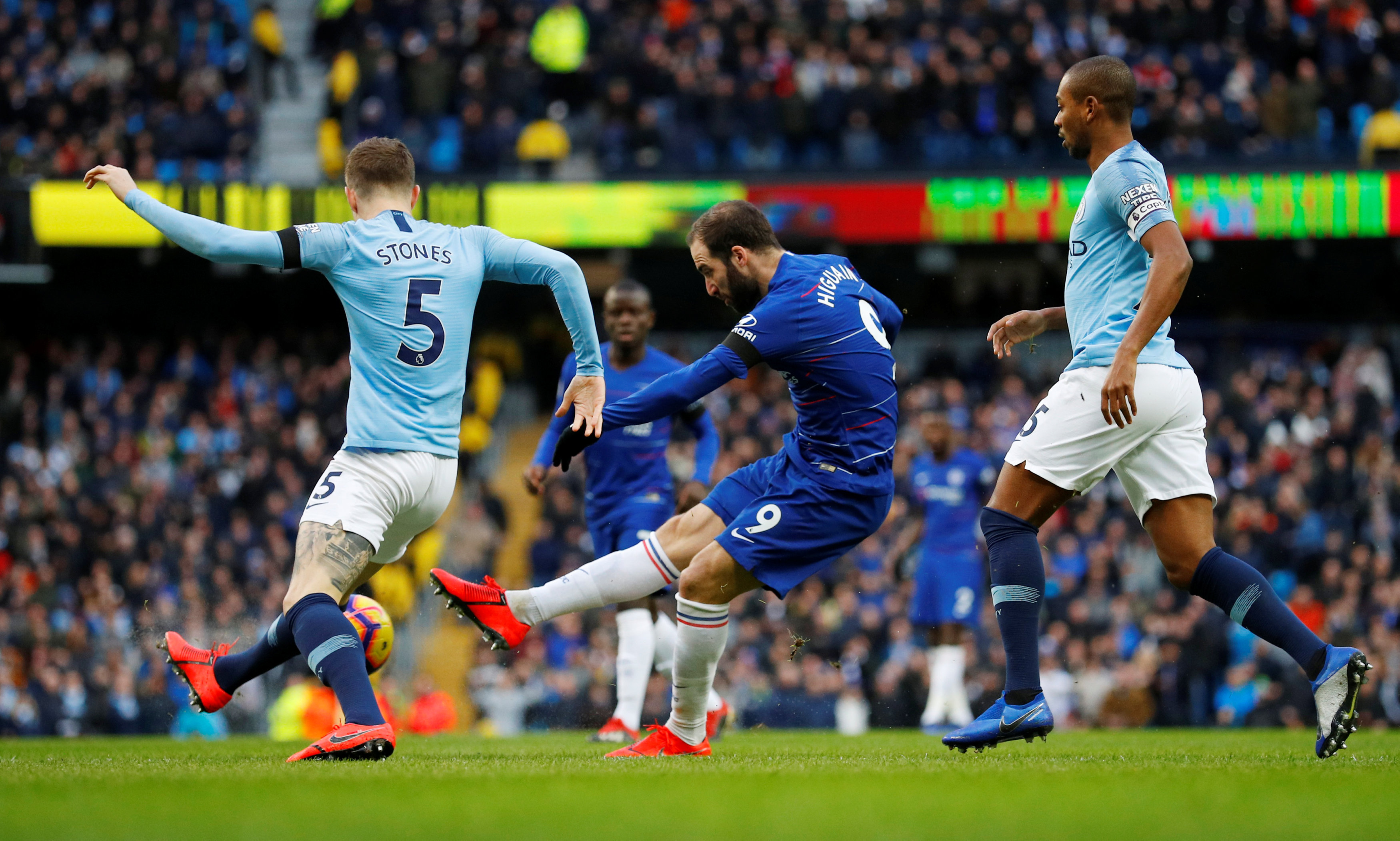 石破天惊！泰勒·亚当斯43米吊射破门为本赛季英超最远进球（43米惊天吊射！泰勒·亚当斯打入本赛季英超最远一球）