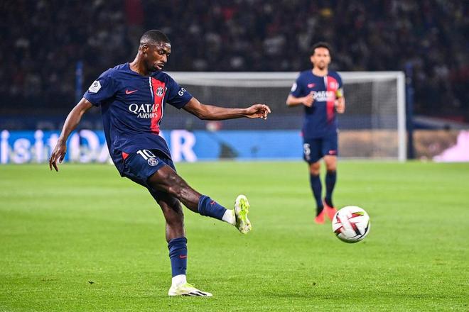 数十位工人集结诺坎普外，抗议建筑公司驱逐行政不合规员工（数十名工人诺坎普外集会，抗议建筑公司清退行政手续不合规人员）