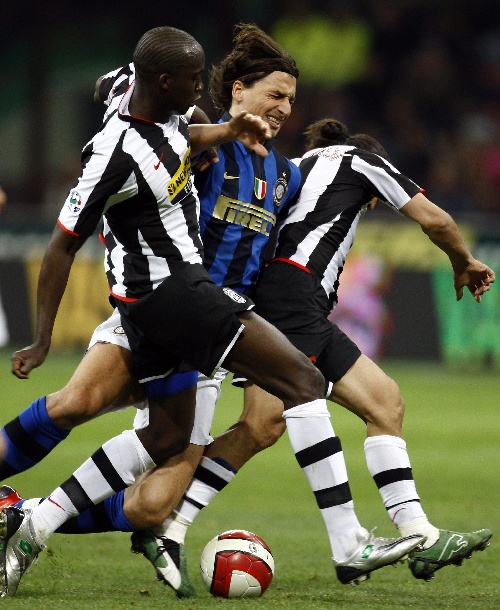 卡萨诺盛赞劳塔罗：他已经4年没去休假了，批评他的人真无知（卡萨诺力挺劳塔罗：四年未休假，批评者实在无知）