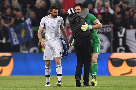 世体：对阵法鹰巴萨共有502人转卖门票，包括11名季票持有者（世体：巴萨战法鹰有502人转售球票，其中包含11名季票持有者）