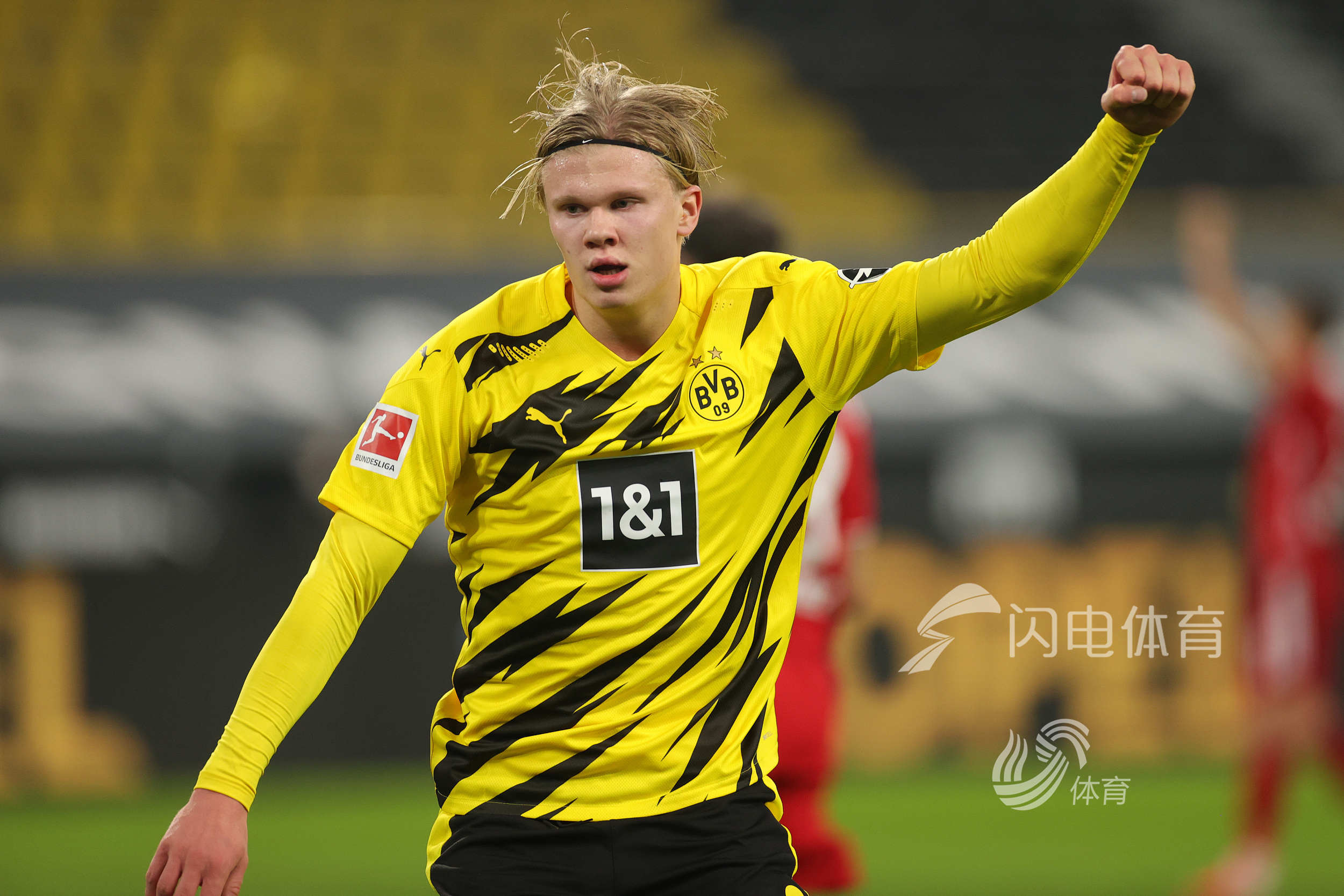 辛辛那提中场吉迪赛后与梅西交换球衣，双方握手并拥抱（赛后辛辛那提中场吉迪与梅西互换球衣，握手相拥致意）