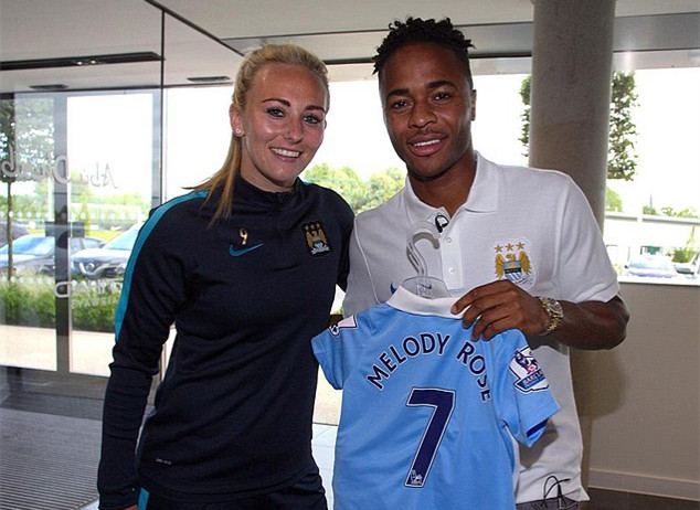 每体：部分法兰克福球迷在诺坎普闹事，向巴萨球迷投掷照明弹（每体：诺坎普发生冲突，部分法兰克福球迷向巴萨球迷投掷照明弹）